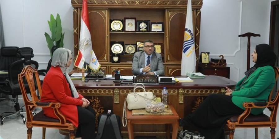 محافظ قنا يستقبل وفد جامعة عين شمس لبدء تطبيق دليل الهوية البصرية للمحافظة - المدينة برس