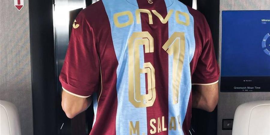 سر ارتداء محمد صلاح القميص رقم 61 مع طرابزون سبور - المدينة برس