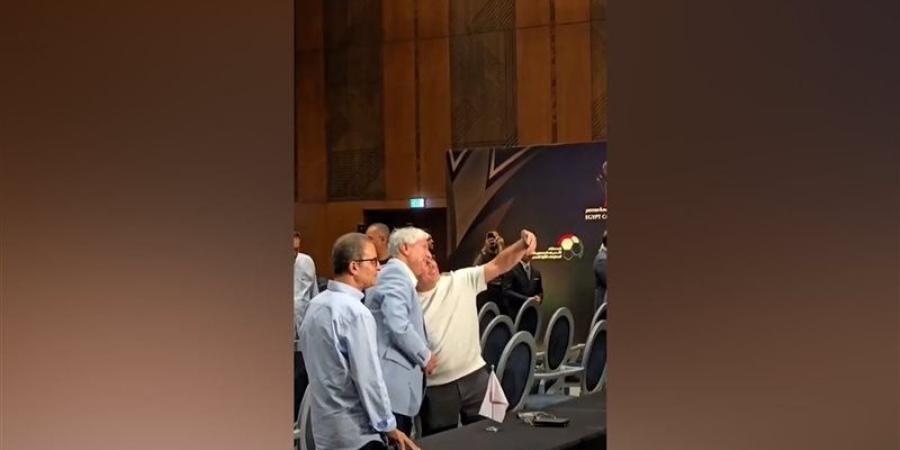 سيلفي بين أيمن الشريعي وعبد الناصر محمد قبل قرعة الدوري (فيديو) - المدينة برس