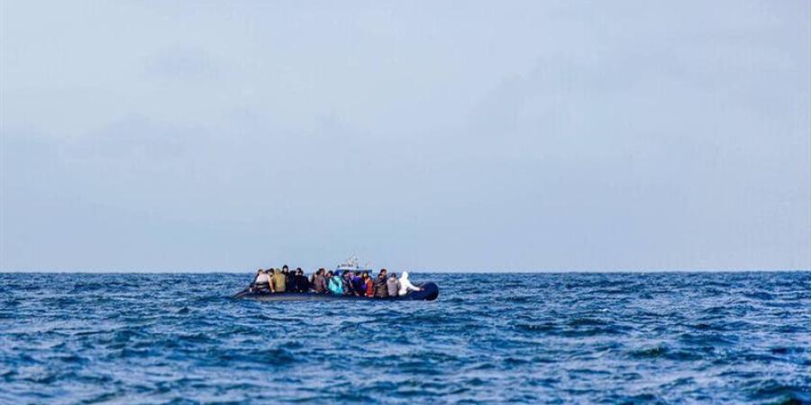 من بينهم مصريون وسودانيون، اليونان تنقذ عشرات المهاجرين غير الشرعيين - المدينة برس