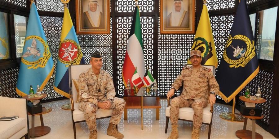 رئيس الأركان العامة يبحث مع الملحق العسكري الإيطالي لدى البلاد موضوعات مشتركة - بوابة المدينة برس