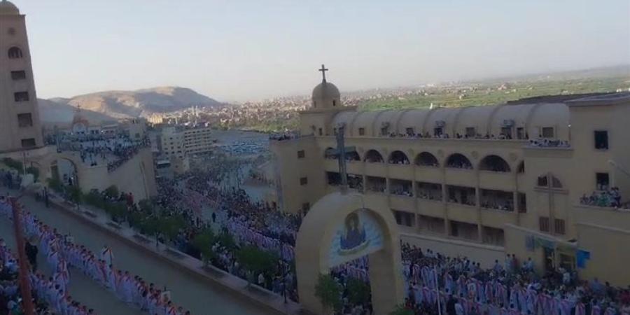 وسط أصوات الزغاريد، الآلاف في زفة أيقونة المسيح في احتفالات دير درنكة بأسيوط (فيديو) - المدينة برس