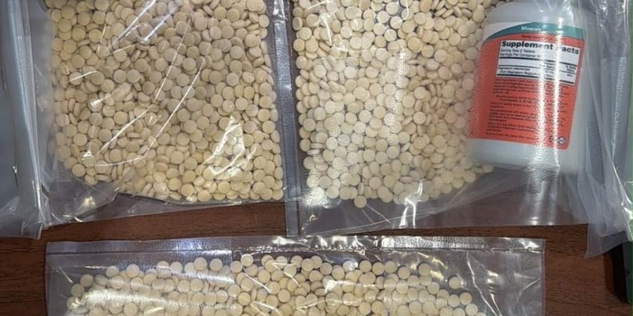 جمارك المطار تُحبط محاولة تهريب 4255 حبة كبتاغون بحوزة مسافر قادم من سورية - بوابة المدينة برس
