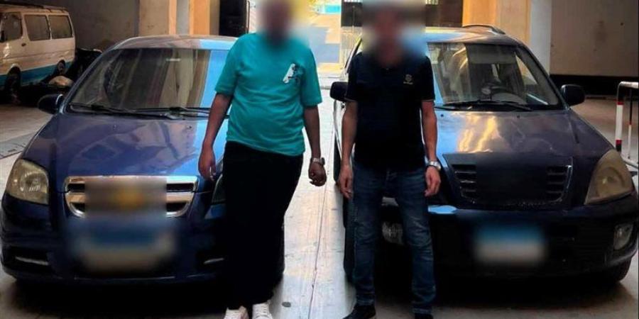عرضا حياتهم للخطر، ضبط قائدي سيارتين سمحا للأطفال بالخروج من النوافذ خلال حفل زفاف بالقاهرة - المدينة برس