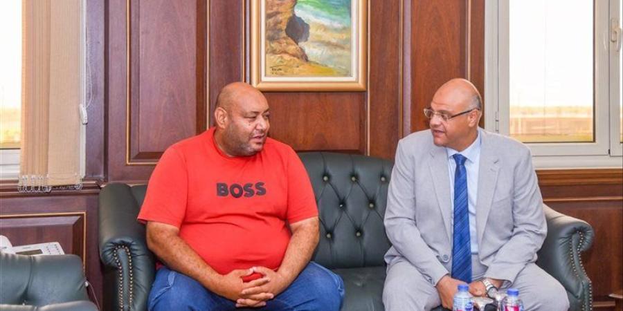 محافظ الإسكندرية يكرم أسرة الشاب زياد تقديرًا لموقفه البطولي وتضحيته لإنقاذ 6 أشخاص من الغرق - المدينة برس