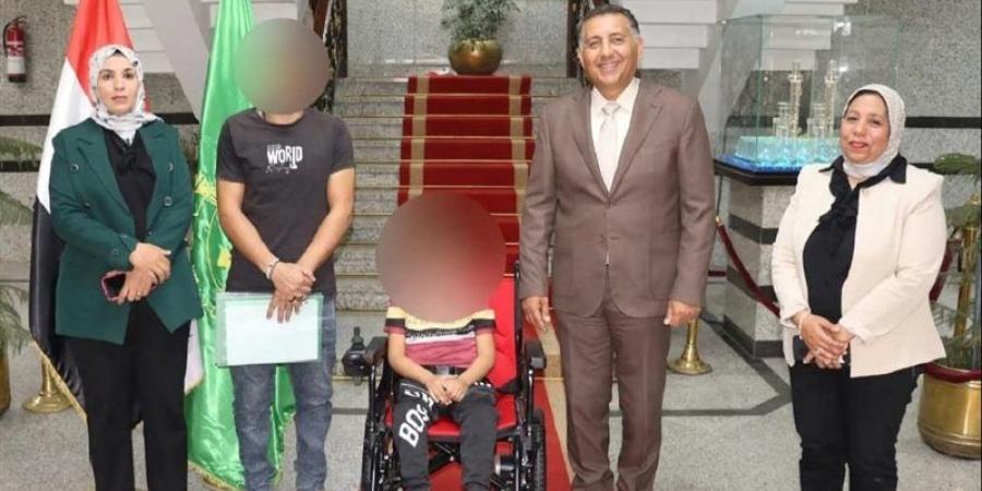 استجابة لـ فيتو، محافظ القليوبية يوفر كرسي كهربائي لطفل مصاب بضمور العضلات - المدينة برس