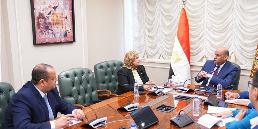 وزير العمل ونقيب التمريض يبحثان خطة تأهيل الكوادر لسوق العمل - المدينة برس