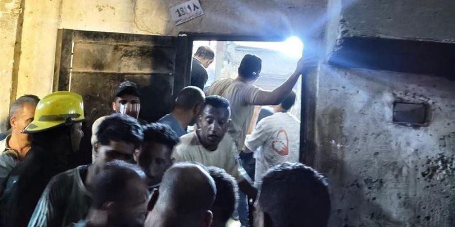 الدفع بمعدات ثقيلة لرفع أنقاض عقار حدائق القبة المنهار - المدينة برس