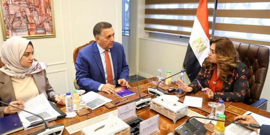 وزيرة التنمية المحلية تبحث مع محافظ القليوبية تطوير منظومة المخلفات - المدينة برس