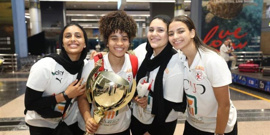 بالورود، مطار القاهرة يحتفل ببعثة منتخب مصر للناشئات لكرة اليد - المدينة برس