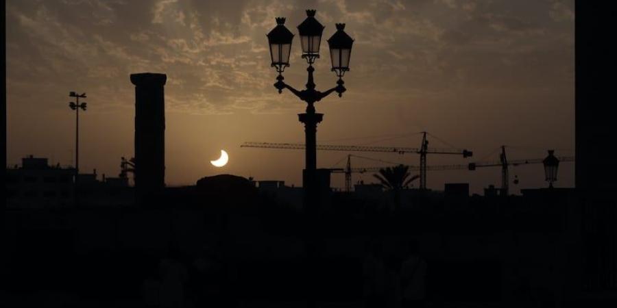 الكسوف الجزئي للشمس يطبع سماء المملكة.. ومواطنون يوثقون الظاهرة - بوابة المدينة برس