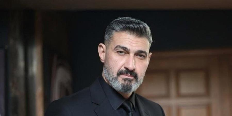 ياسر جلال يقف بجانب فهمي بدوي في محنة مرضه، زيارة ليلية ودعم مالي ورسالة مؤثرة لعائلته - المدينة برس