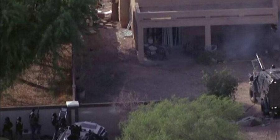 مجهول يتحصن في منزل ويتبادل إطلاق النار مع الشرطة في كاليفورنيا الأمريكية (فيديو) - المدينة برس