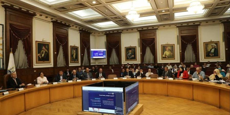 محافظ القاهرة يبحث تيسيرات تراخيص المحال العامة - المدينة برس