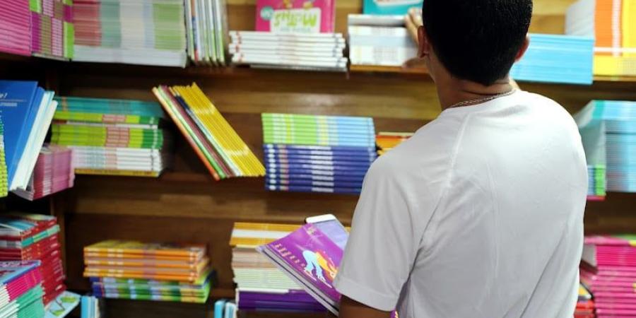 هامش الربح يشعل الخلاف بين الكتبيين وموزعي مقررات "مدارس الريادة" - بوابة المدينة برس