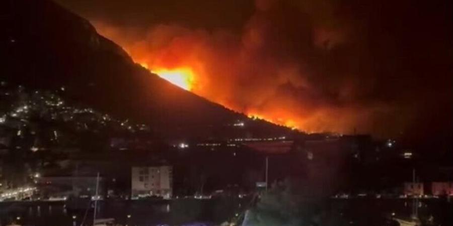 حريق هائل في بلدة أوميش الساحلية بكرواتيا وإجلاء آلاف السياح (فيديو) - المدينة برس
