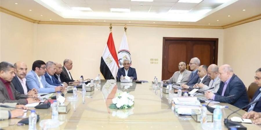 وزير الإنتاج الحربي يبحث مستجدات الإنتاج وخطط تطوير الشركات التابعة - المدينة برس