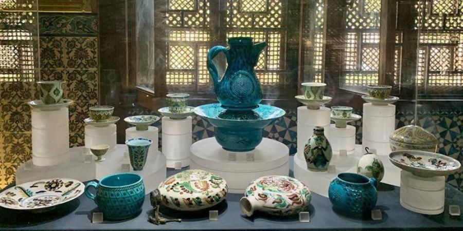 سحر الأواني يعانق ثراء التعبير، 315 قطعة خزفية تكشف ريادة الفن المصري الحديث (صور) - المدينة برس